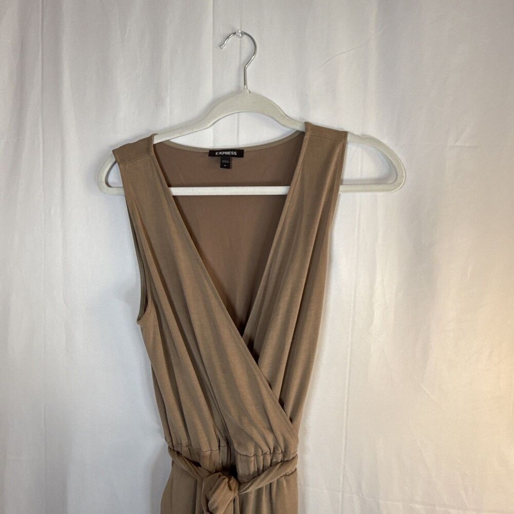 Express Light Brown Plunge Neck Wide Leg Belted Jumpsuit Size Medium Preowned - Picture 2 of 14